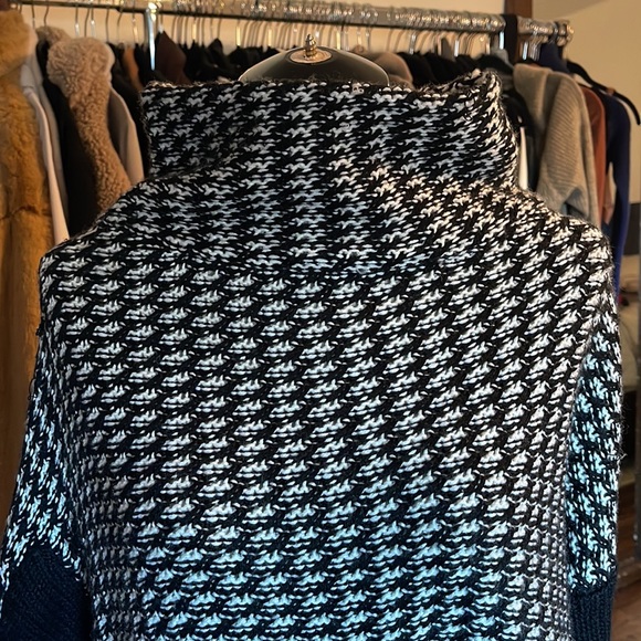 Guess sweater *** Sold*** - Picture 4 of 8